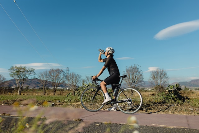 Cyclist drinking isotonic drink_small